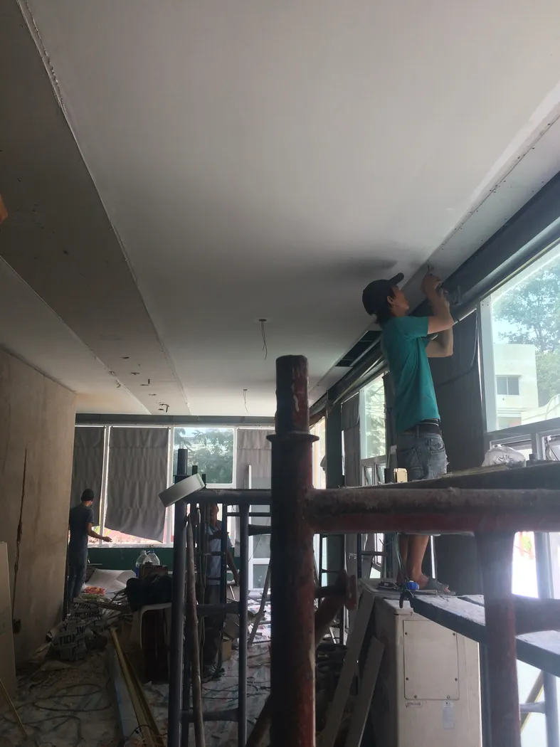 Thợ sửa chữa và hoàn thiện trần