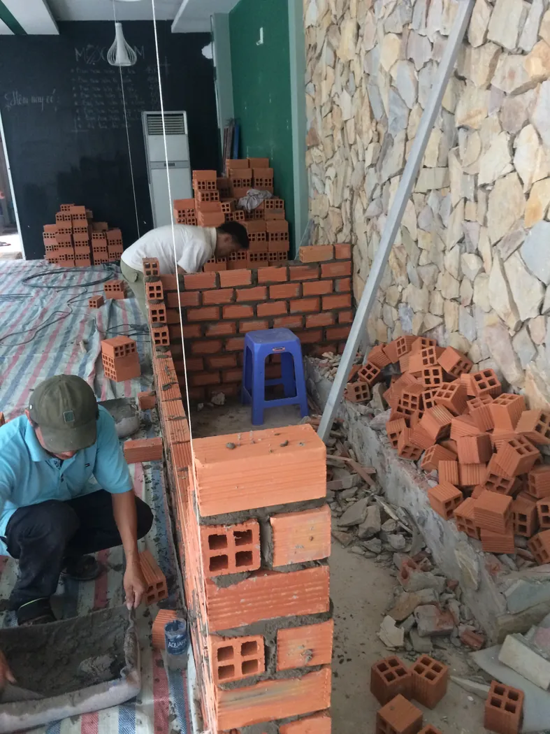 Thi công vách ngăn bằng gạch